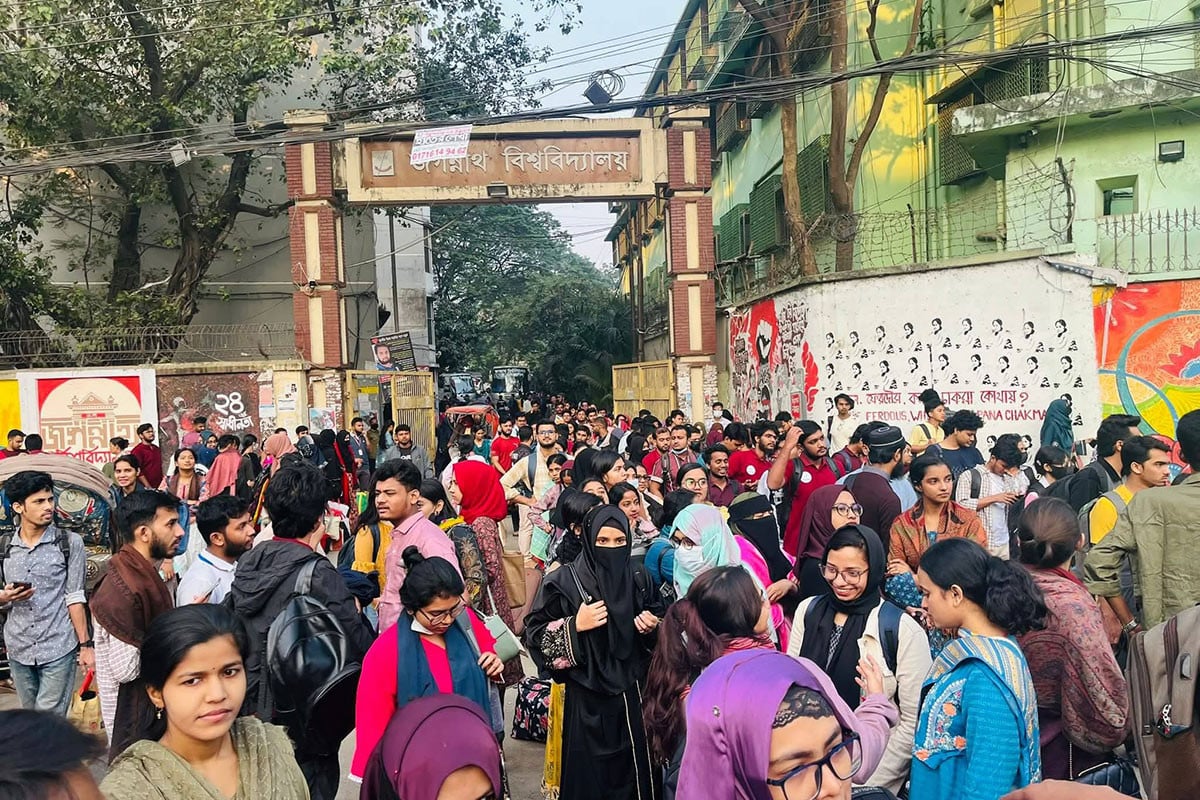 মাত্র ১৬ বাসে ঠাঁই মিলল না জবির অধিকাংশ শিক্ষার্থীর