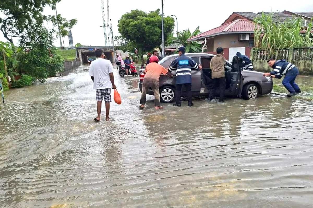 মালয়েশিয়ায় বন্যা: শাহ আলমের আশেপাশে বেশ কয়েকটি সড়ক বন্ধ, ভ্রমণে ঝুঁকি