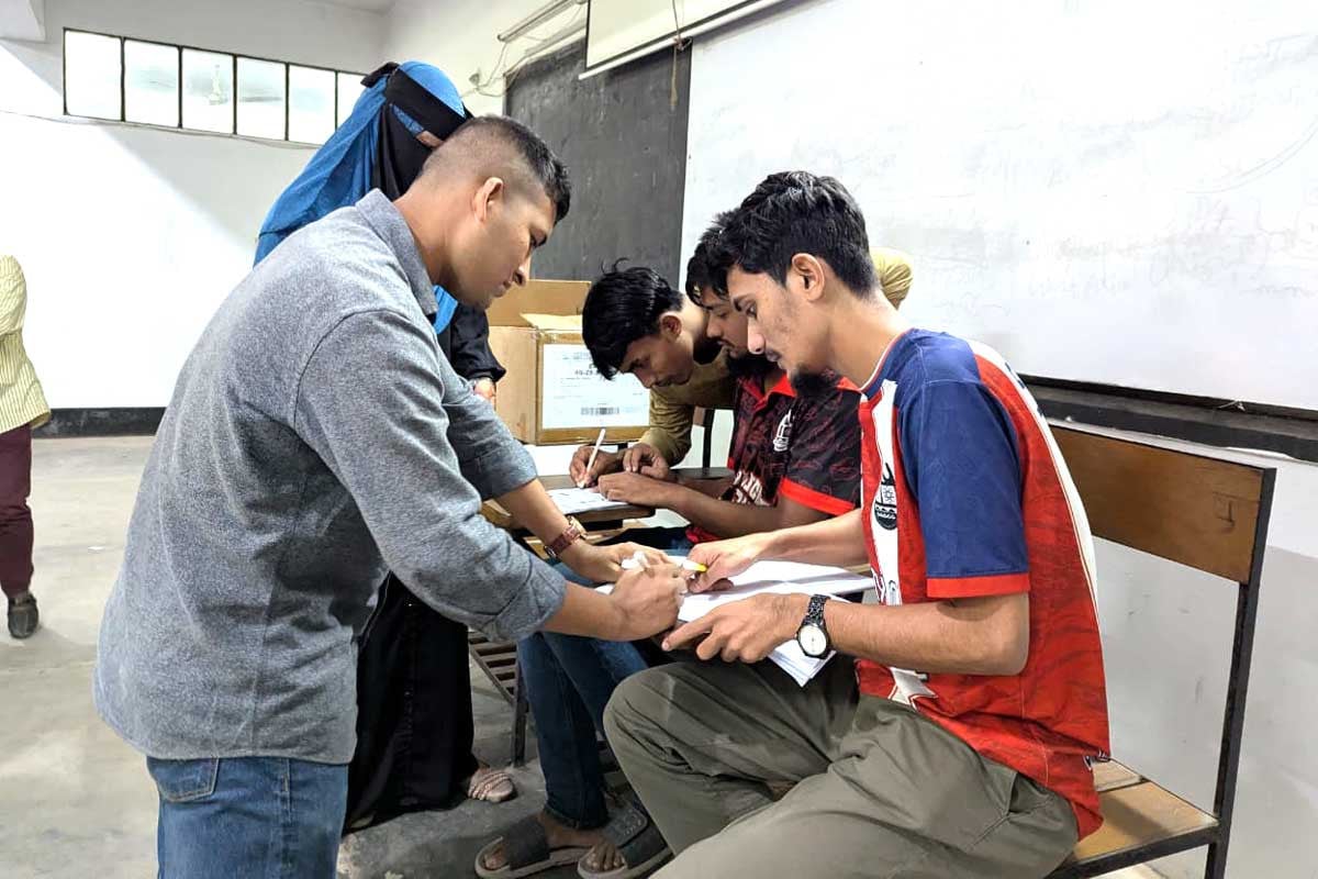‘গণতন্ত্রের চর্চা হোক ক্লাসরুম থেকে’ স্লোগানে চবি রাজনীতি বিজ্ঞান বিভাগে সিআর নির্বাচন