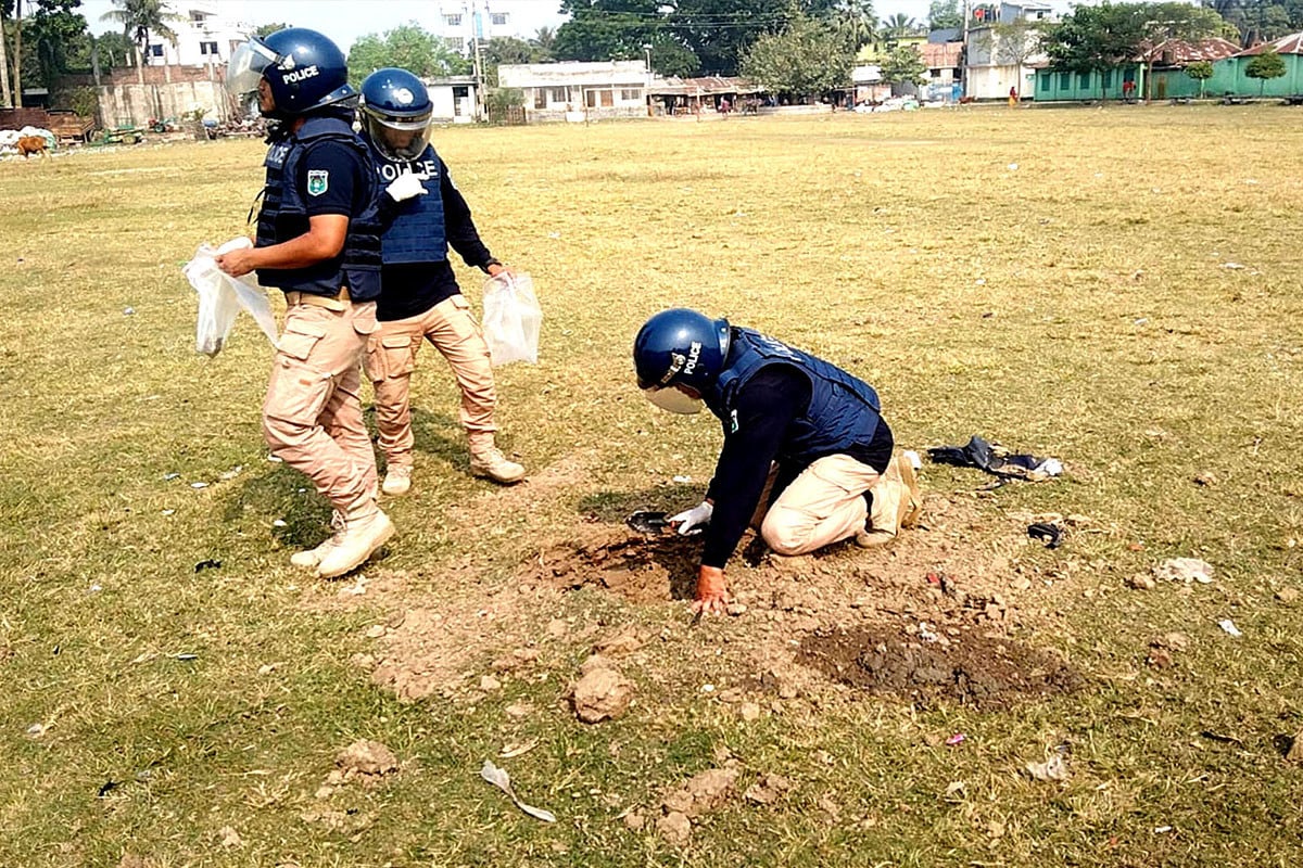 কালীগঞ্জে উদ্ধার ১৬ ককটেল নিষ্ক্রিয় করল ডিসপোজাল ইউনিট