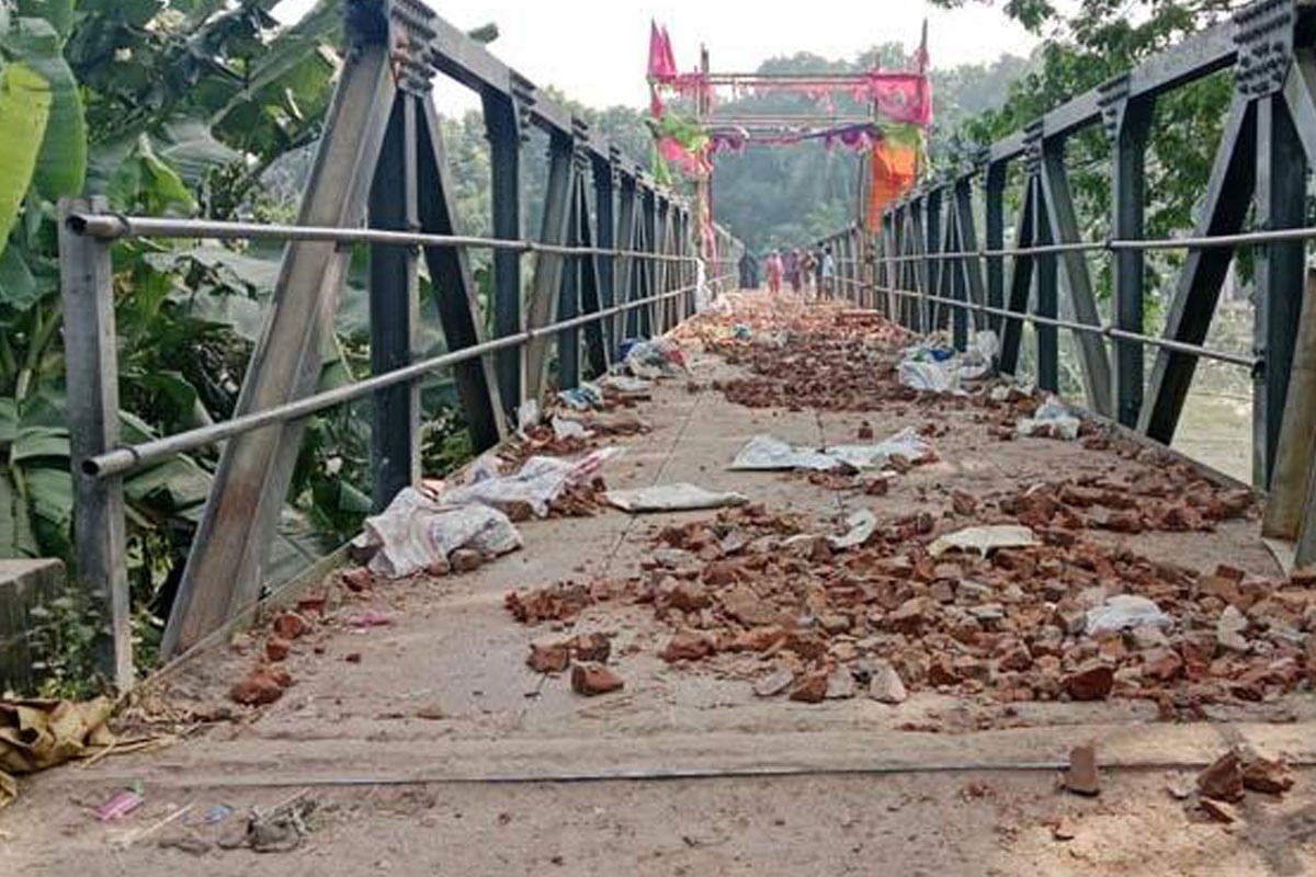 ফরিদপুরে দুই পক্ষের সংঘর্ষে বাড়িঘর ভাঙচুর–লুটপাট, আহত ৩০