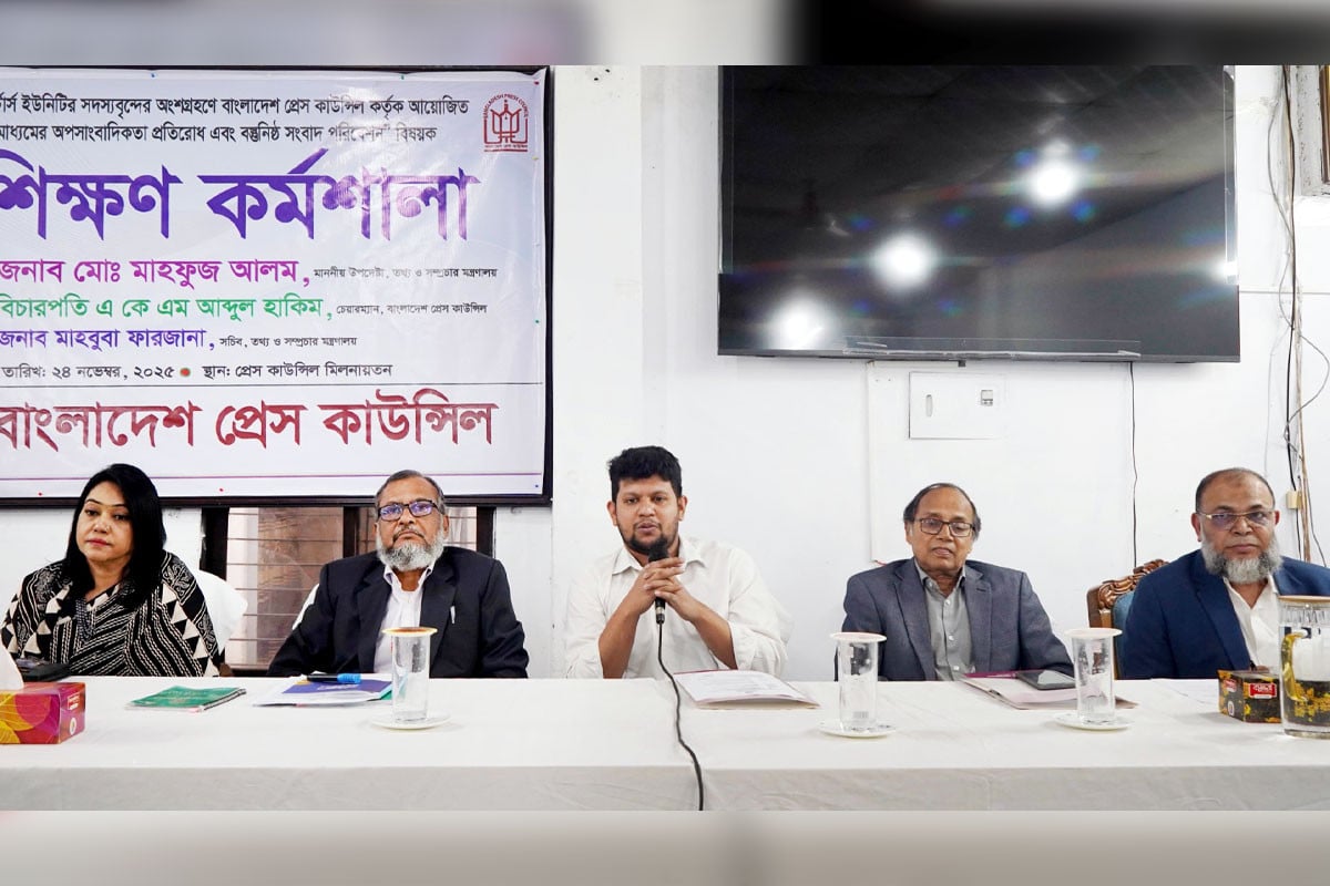 গুজবে ও অপতথ্যের বিরুদ্ধে গণমাধ্যমকে শক্ত অবস্থান নিতে হবে: তথ্য উপদেষ্টা