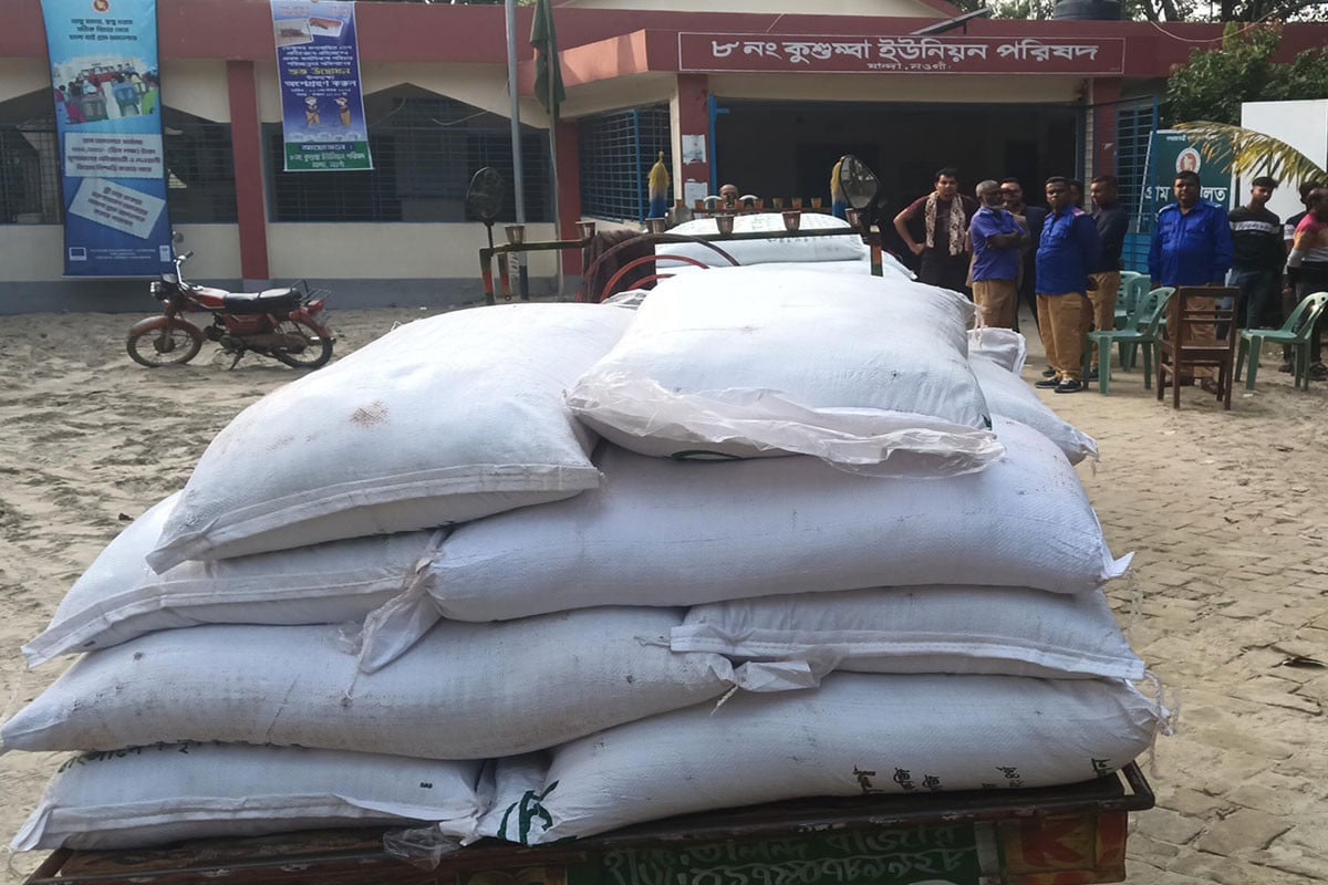 মান্দায় পাচারকালে ৬০ বস্তা সার জব্দ