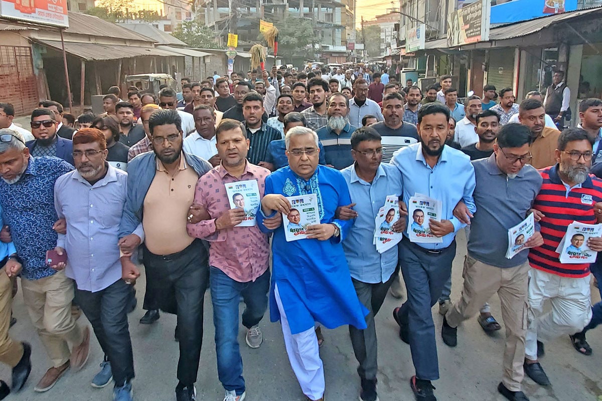 তারেক রহমানের জন্য ভোট চেয়ে ভিপি সাইফুলের গণসংযোগ