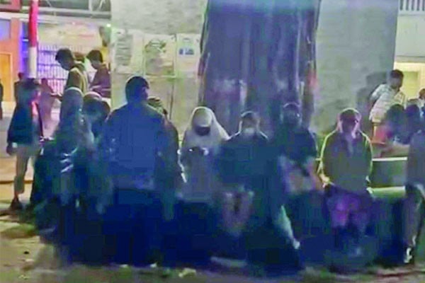 নরসিংদীতে মানুষ রাত কাটাচ্ছে খোলা মাঠে