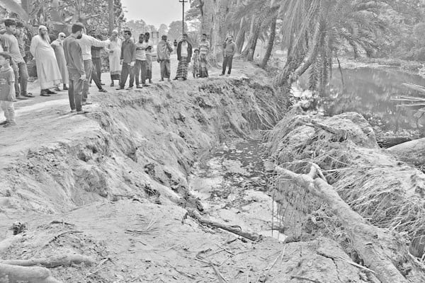 সড়কে ধস দুর্ভোগে এলাকাবাসী