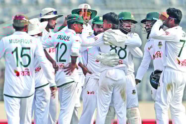 মুশফিকের টেস্টে তাইজুলের রেকর্ড