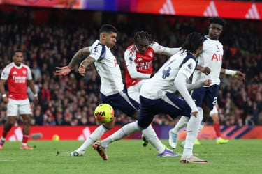 এজের হ্যাটট্রিকে টটেনহ্যামকে বিধ্বস্ত করল আর্সেনাল