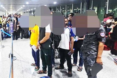 ৪৯ বাংলাদেশিকে ফেরত পাঠালো মালয়েশিয়া