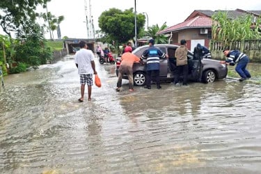 মালয়েশিয়ায় বন্যা: শাহ আলমের আশেপাশে বেশ কয়েকটি সড়ক বন্ধ, ভ্রমণে ঝুঁকি