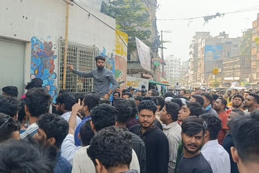 জবির নারীসহ চার শিক্ষার্থীকে মারধর