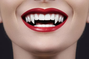 যে কারণে ভ্যাম্পায়ার দাঁতে আগ্রহ বাড়ছে তরুণীদের