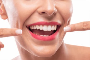 যে কারণে 'ভ্যাম্পায়ার' দাঁতে আগ্রহ বাড়ছে তরুণীদের