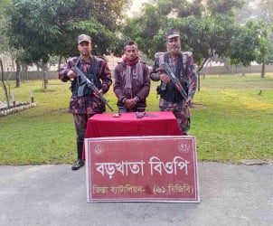 সীমান্তে তারকাঁটার বেড়া কর্তনের সময় গরু চোরাকারবারী আটক