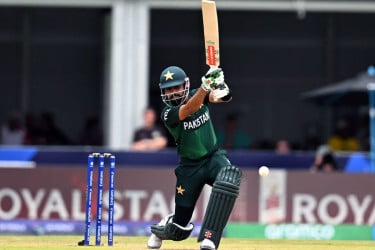 কোহলির ফিফটির রেকর্ডে ভাগ বসালেন বাবর