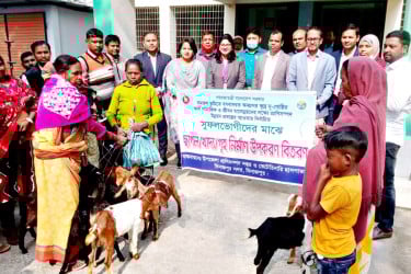 দিনাজপুরে ক্ষুদ্র নৃ-গোষ্ঠী’র মাঝে ছাগল ও গৃহ নির্মাণ উপকরণ বিতরণ