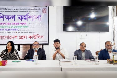 গুজবে ও অপতথ্যের বিরুদ্ধে গণমাধ্যমকে শক্ত অবস্থান নিতে হবে: তথ্য উপদেষ্টা