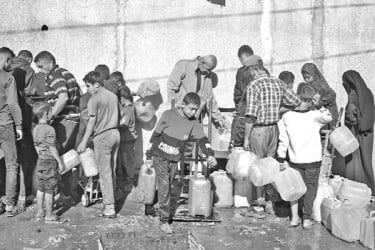 বিশুদ্ধ খাবার পানি সংগ্রহ করছেন ফিলিস্তিনিরা