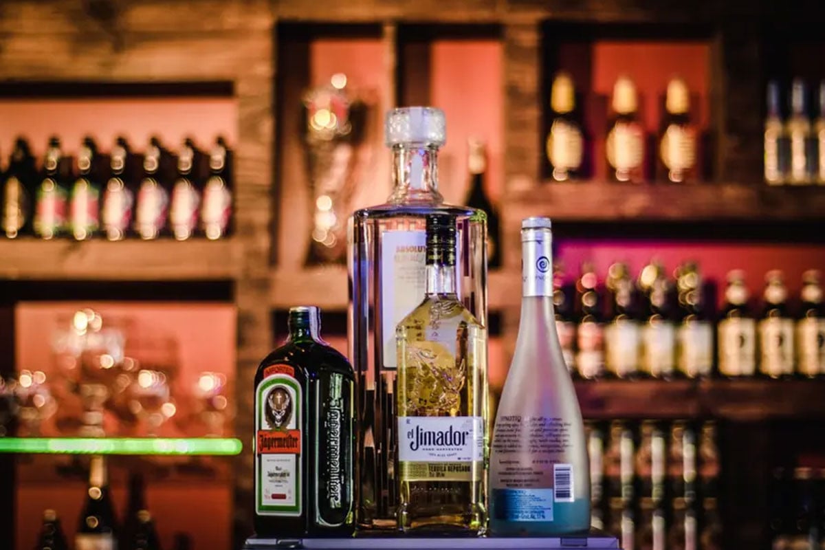 সৌদিতে মদের দোকান চালু নিয়ে যা জানা গেল