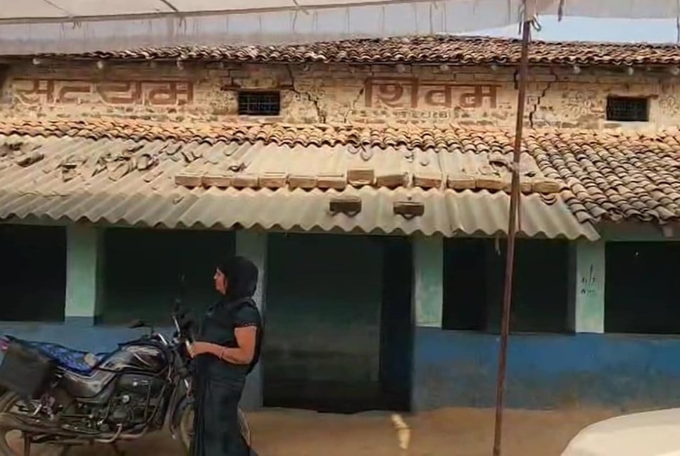 হোমওয়ার্ক না করায় শিশুকে গাছে ঝুলিয়ে রাখল শিক্ষক!