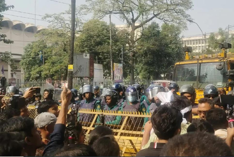 ৪৭তম বিসিএস : যমুনা অভিমুখে পরীক্ষার্থীদের মিছিলে পুলিশের বাধা