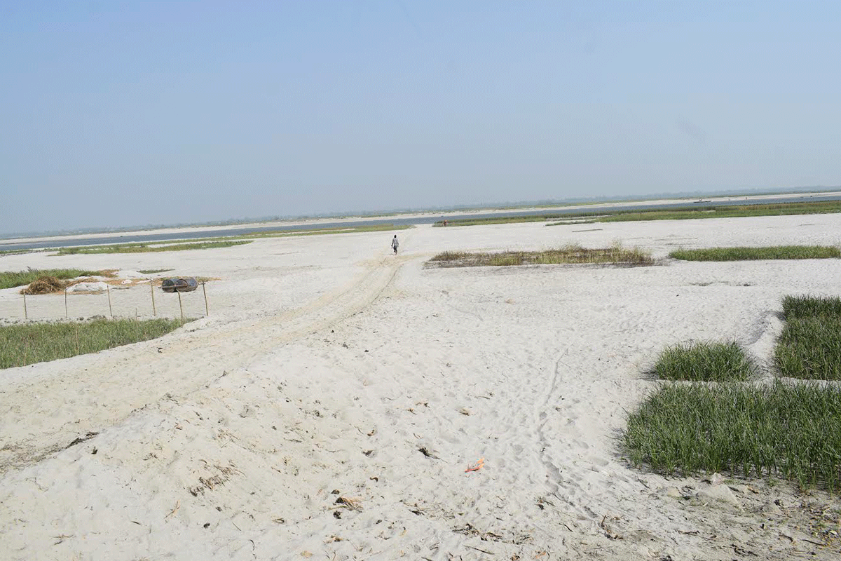 পানির অভাবে ধুঁকছে বঙ্গোপসাগর থেকে ৫৪ মিটার 'উঁচুতে থাকা' তিস্তা