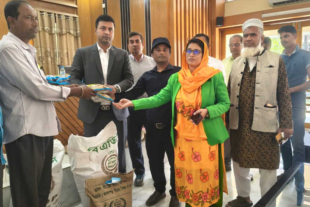 গোপালগঞ্জে প্রণোদনার বীজ-সার পেল সাড়ে চার হাজার কৃষক