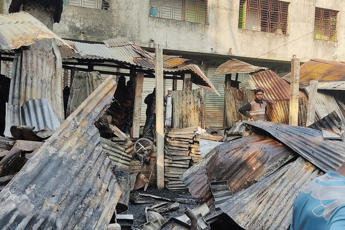 ‘দীর্ঘ পরিশ্রমে দাঁড় করানো বেকারি মুহূর্তেই পুড়ে ছাই, আমরা এখন নিঃস্ব’