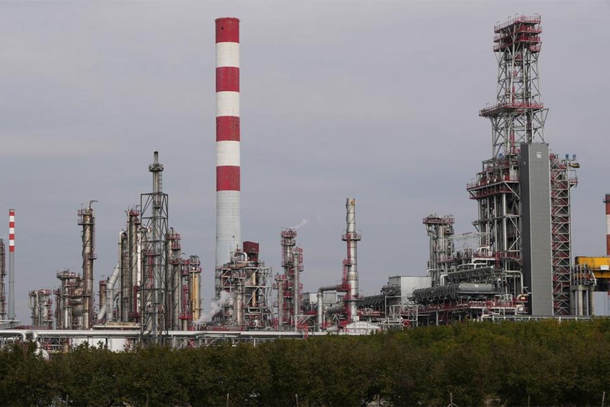 মার্কিন নিষেধাজ্ঞায় সার্বিয়ার একমাত্র তেল শোধনাগার বন্ধের ঝুঁকিতে