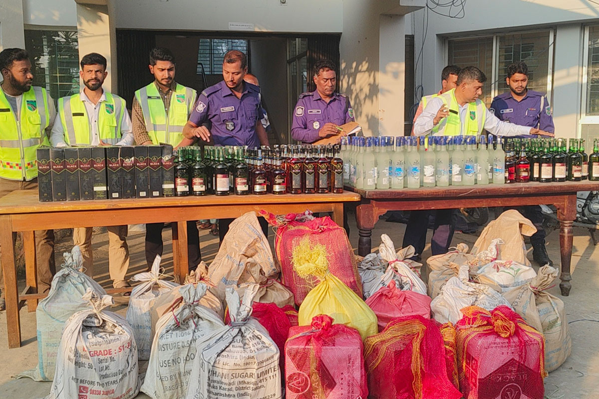 ভালুকায় পিকআপসহ ৪৮০ বোতল ভারতীয় মদ জব্দ
