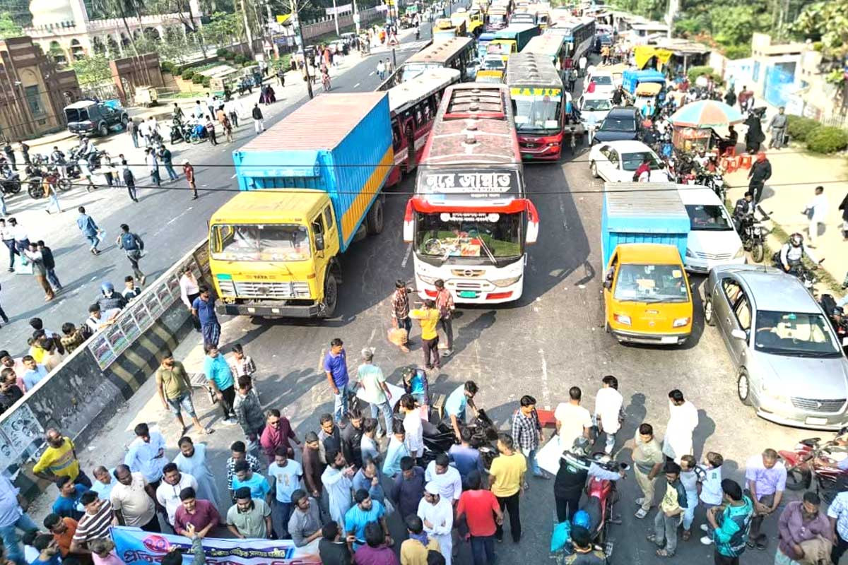 ৪৭তম বিসিএস লিখিত পরীক্ষা পেছানোর দাবিতে জাবি শিক্ষার্থীদের মহাসড়ক অবরোধ