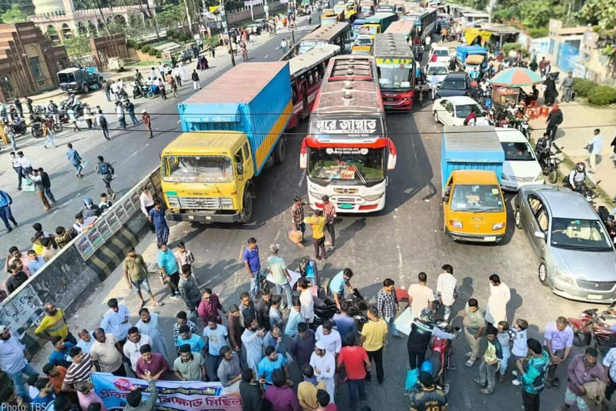 ৪৭তম বিসিএসের লিখিত পরীক্ষা পেছানোর দাবিতে ঢাকা-আরিচা মহাসড়ক অবরোধ