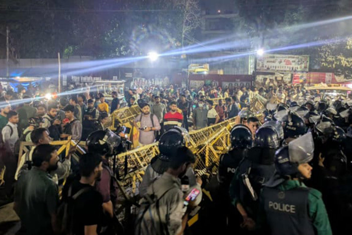 শাহবাগে ৪৭তম বিসিএসের প্রার্থীদের সঙ্গে পুলিশের ধাওয়া-পাল্টা ধাওয়া