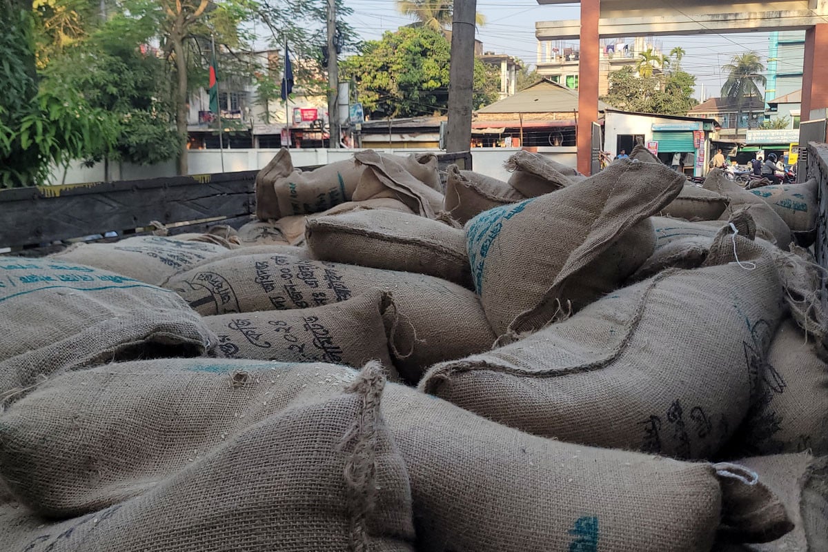 শেরপুরে অবৈধভাবে মজুত ২৪৮ বস্তা চাল জব্দ