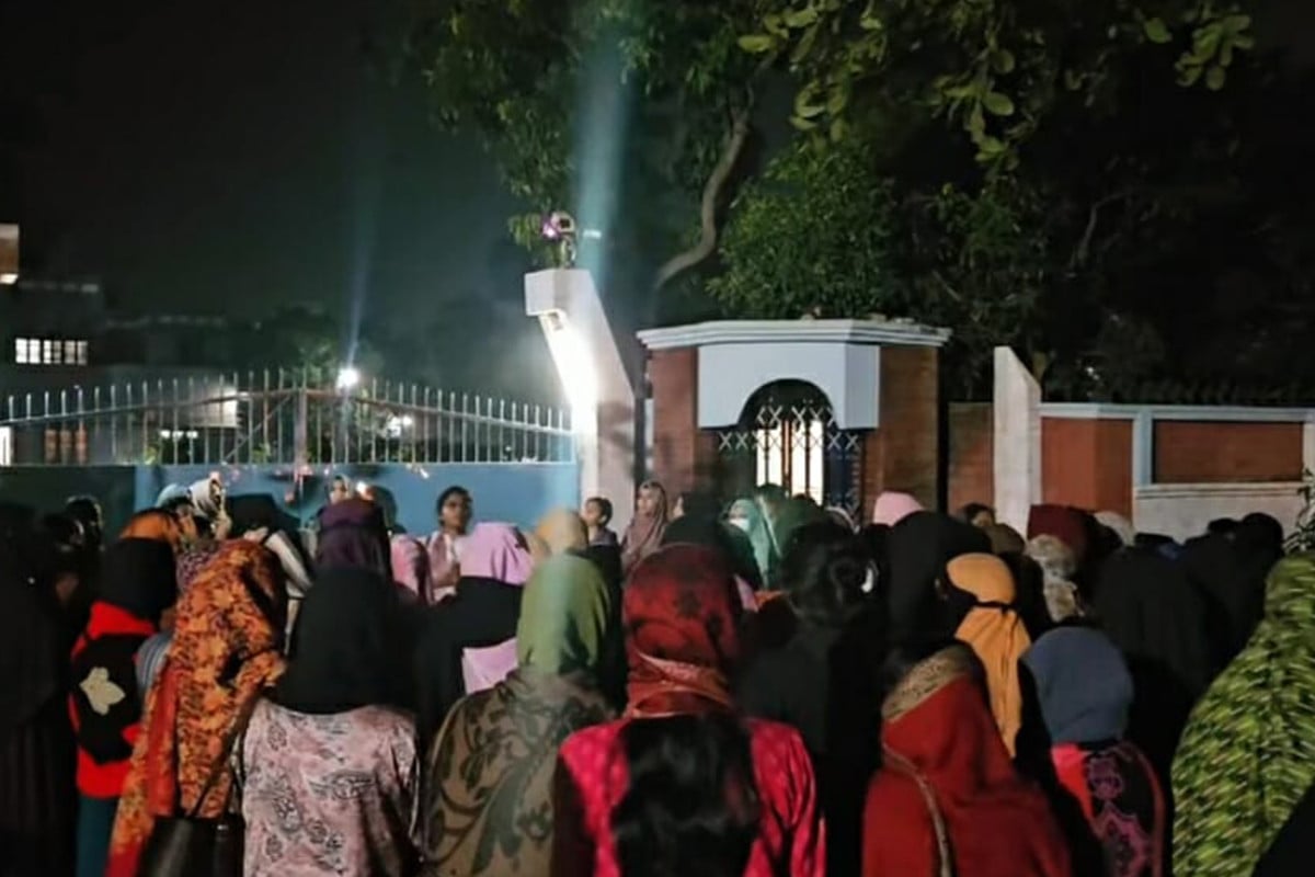 ঝুঁকিপূর্ণ রাবির মন্নুজান হল, নিরাপদ আশ্রয়স্থলের দাবিতে ছাত্রীদের বিক্ষোভ