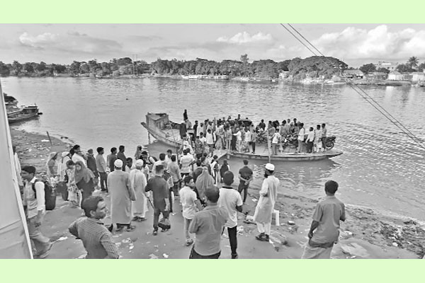 ঝুঁকি নিয়ে সুরমা পারাপার