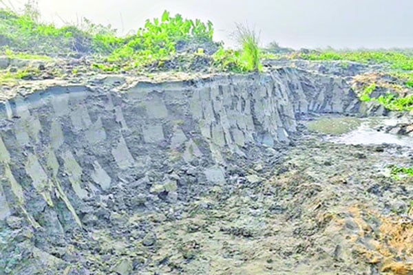 বাঞ্ছারামপুরে সোবহানিয়া ফাজিল মাদ্রাসার জমির মাটি চুরি