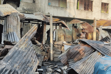 ‘দীর্ঘ পরিশ্রমে দাঁড় করানো বেকারি মুহূর্তেই পুড়ে ছাই, আমরা এখন নিঃস্ব’