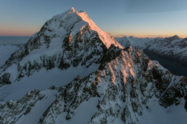 নিউজিল্যান্ডের সর্বোচ্চ শৃঙ্গ থেকে পড়ে দুই পর্বতারোহীর মৃত্যু
