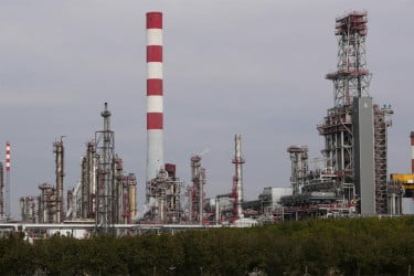 মার্কিন নিষেধাজ্ঞায় সার্বিয়ার একমাত্র তেল শোধনাগার বন্ধের ঝুঁকিতে