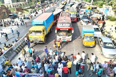 ৪৭তম বিসিএস লিখিত পরীক্ষা পেছানোর দাবিতে জাবি শিক্ষার্থীদের মহাসড়ক অবরোধ