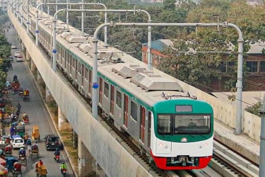 এবার মেট্রোরেল লাইনে ব্যাগ, ২০ মিনিট ট্রেন চলাচল বিঘ্ন