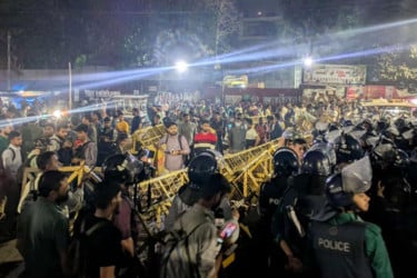 শাহবাগে ৪৭তম বিসিএসের প্রার্থীদের সঙ্গে পুলিশের ধাওয়া-পাল্টা ধাওয়া