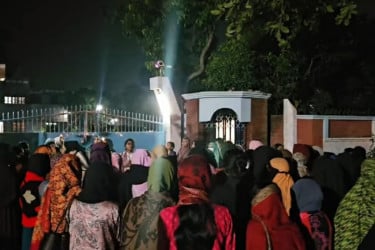 ঝুঁকিপূর্ণ রাবির মন্নুজান হল, নিরাপদ আশ্রয়স্থলের দাবিতে ছাত্রীদের বিক্ষোভ