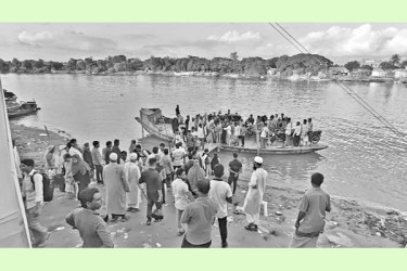 ঝুঁকি নিয়ে সুরমা পারাপার