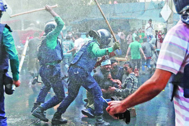 বিসিএস পরীক্ষার্থীদের পুলিশের লাঠিপেটা আহত ৫