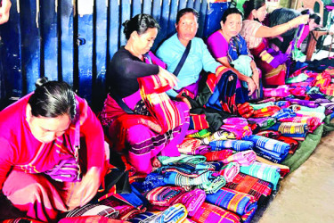 পাহাড়ে পিনন হাদির হাট