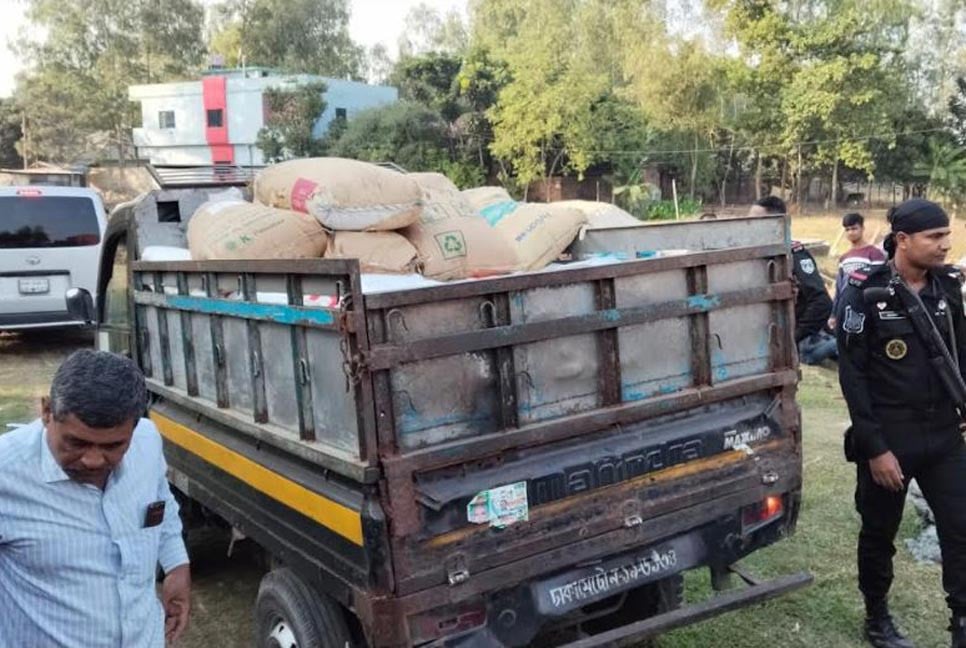 দিনাজপুরে নিষিদ্ধ পলিথিন উৎপাদন কারখানায় অভিযান
