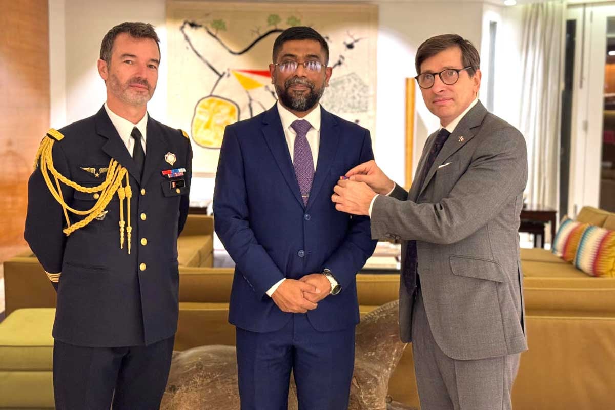 ফরাসি সরকারের সম্মানসূচক পদক পেলেন বাংলাদেশি সেনা কর্মকর্তা