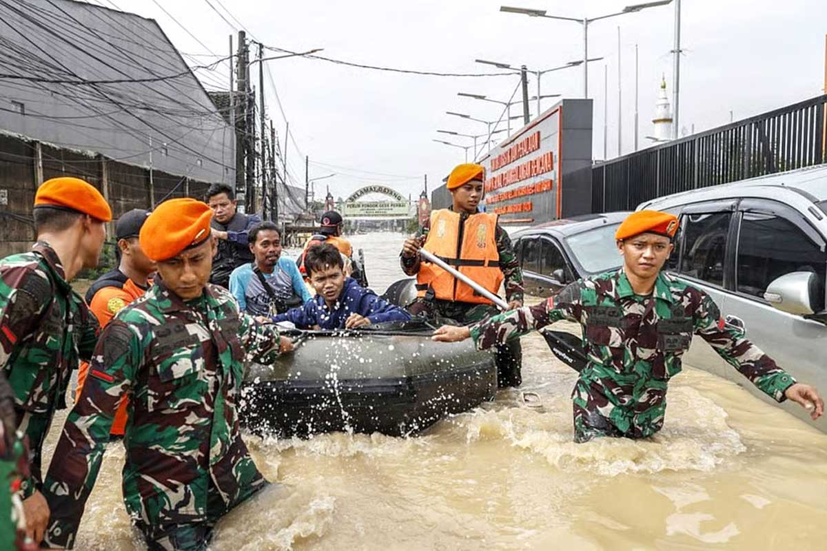 ইন্দোনেশিয়ায় বন্যা-ভূমিধসে আটজনের মৃত্যু